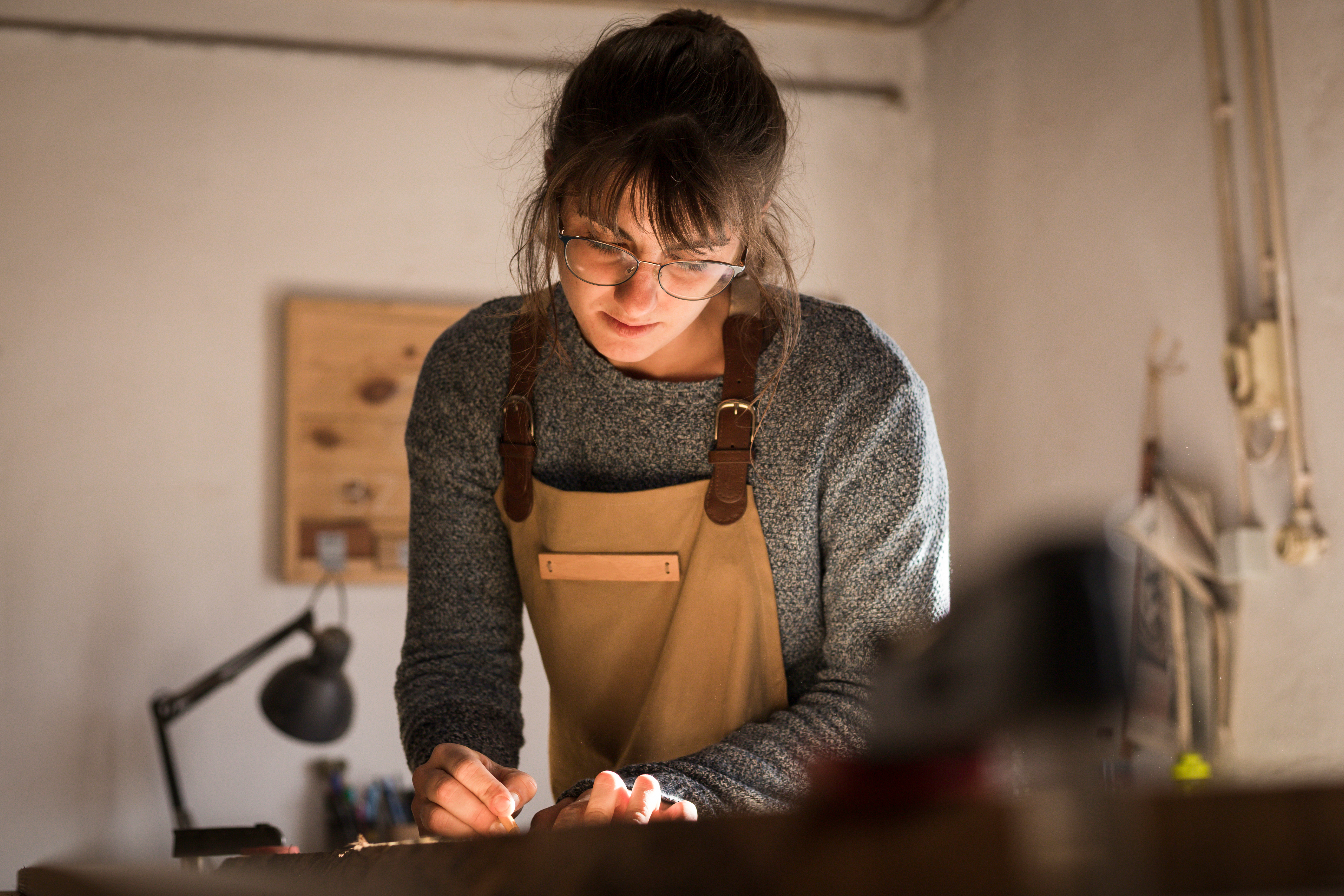 Indépendants et Professionnels : Jeune femmes indépendante travaillant.