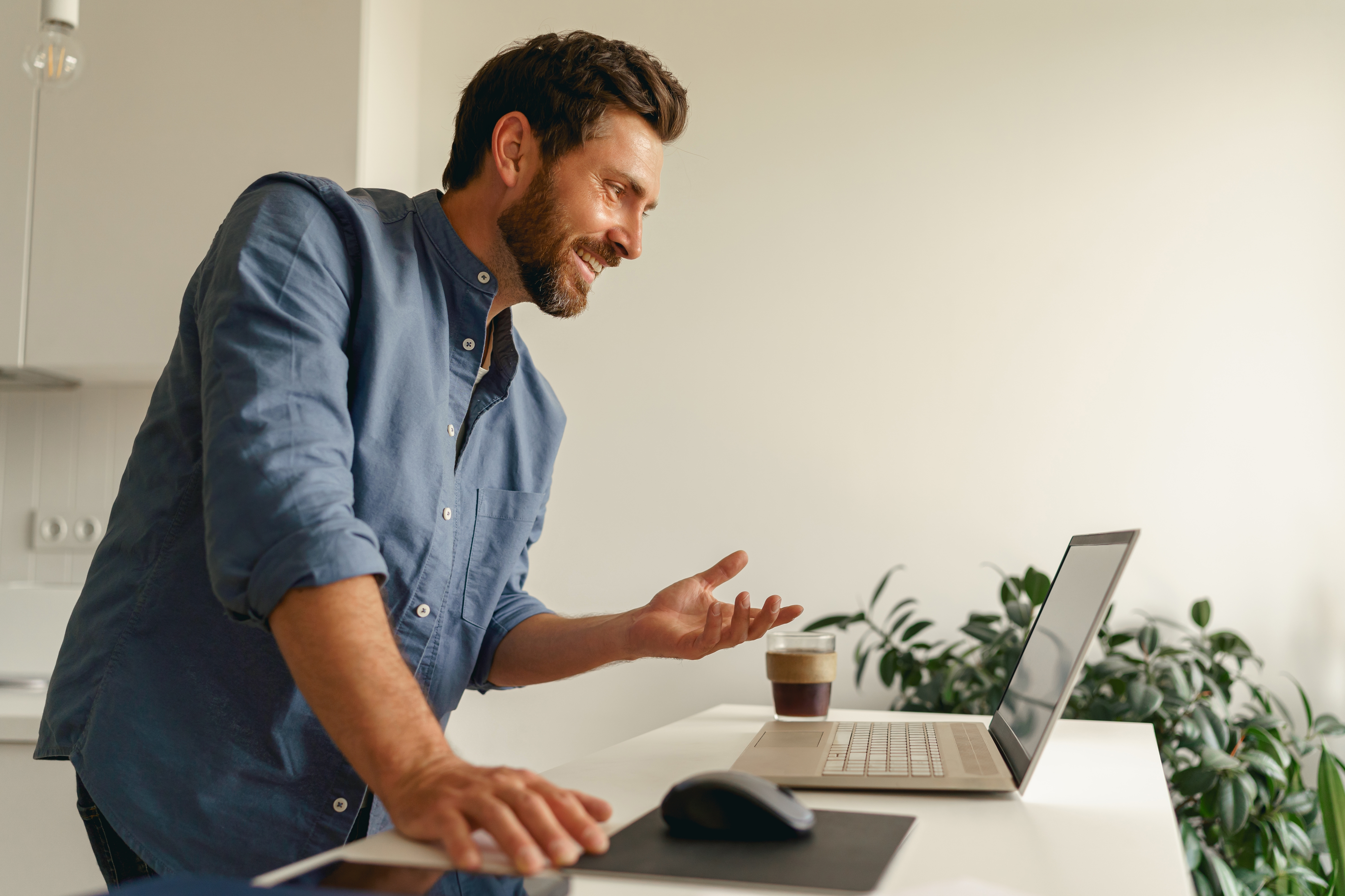 Indépendants et Professionnels : Homme en réunion Teams.